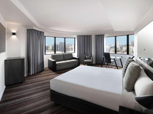 Giường trong phòng chung tại Mercure Sydney