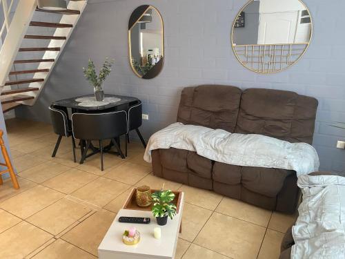 ein Wohnzimmer mit einem Sofa und einem Tisch in der Unterkunft Casa completamente amoblada in Romeral
