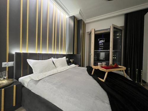 sypialnia z dużym łóżkiem i stołem w obiekcie VipWarsawApartments pl Gold Mennica Residence w Warszawie