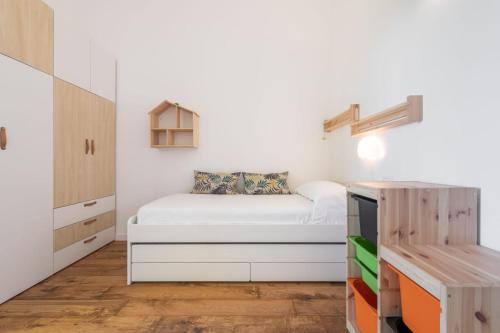 Dormitorio pequeño con cama y mesa en Villa Mika, en Capitana