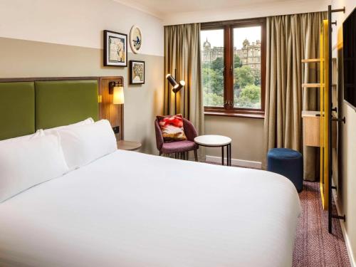 Postel nebo postele na pokoji v ubytování Mount Royal Hotel Edinburgh by The Unlimited Collection