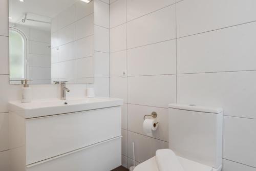 een witte badkamer met een toilet en een wastafel bij Great 2-Bed Apartment in Nueva Andalucia Marbella in Marbella