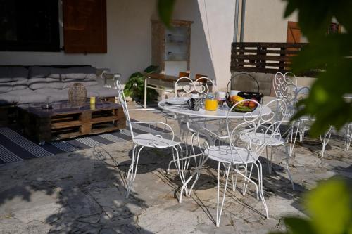 - une table et des chaises dans une chambre avec un lit dans l'établissement La bâtisse des Oves, au Péage-de-Roussillon