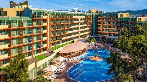 een luchtzicht op een hotel met een zwembad bij MPM Hotel Kalina Garden - All Inclusive in Sunny Beach