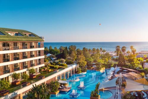 una vista aerea di un resort con piscina e oceano di Blue Side Only Adult 16 a Side