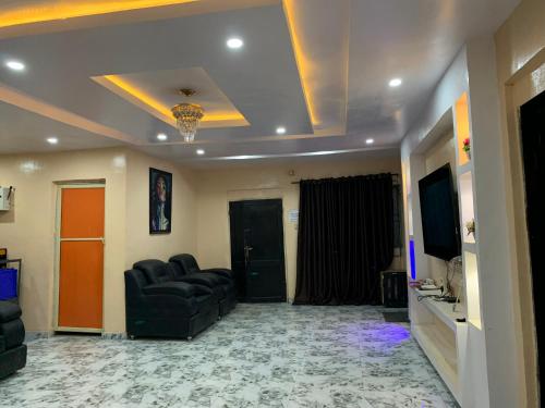 TV a/nebo společenská místnost v ubytování Umbrella properties - Eleyele Ibadan