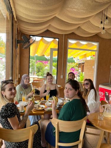 Επισκέπτες που μένουν στο Lightly Homestay