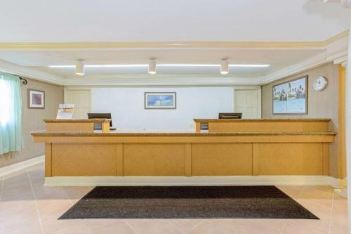 a court room with a large desk in a courtroom at La Quinta Inn by Wyndham Orlando Airport West in Orlando