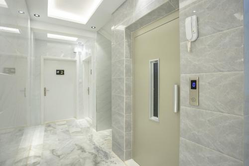 a bathroom with a shower with a glass door at أجنحة لفيف 1 in Al Madinah