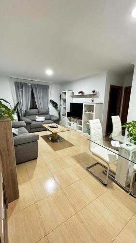 sala de estar con sofá y mesa en Galu, en Vilagarcía de Arousa