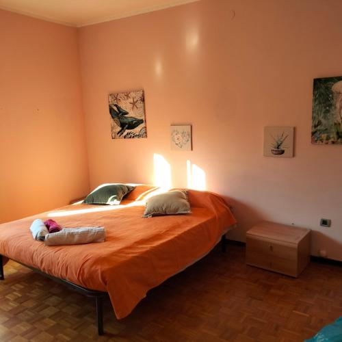 um quarto com uma grande cama laranja e 2 candeeiros em Daniele's flat 2 in Venice em Mestre