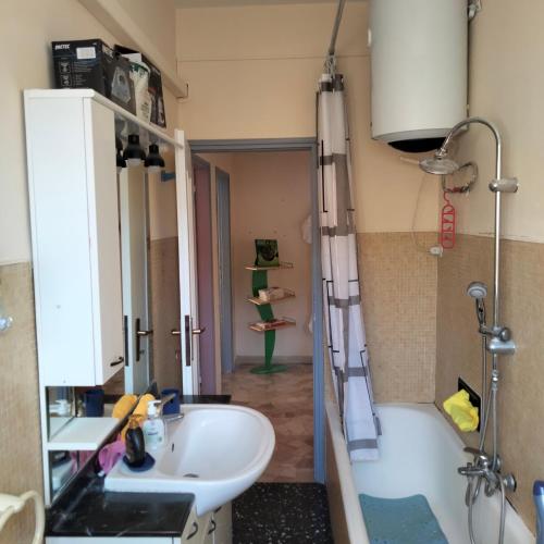 uma casa de banho com um lavatório, um chuveiro e uma banheira em Daniele's flat 2 in Venice em Mestre