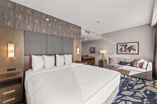 Postel nebo postele na pokoji v ubytování Embassy Suites By Hilton Irving Las Colinas