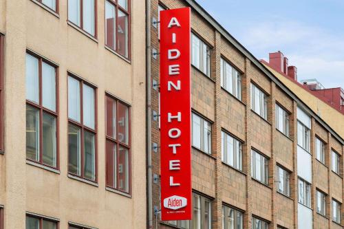 una señal para un hotel frente a un edificio en Aiden by Best Western Stockholm City, en Estocolmo