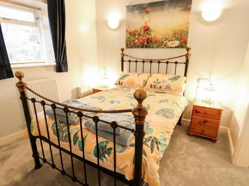 sypialnia z łóżkiem i obrazem na ścianie w obiekcie The Barn w mieście Snitterby