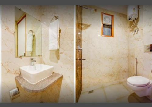 ein Bad mit einem Waschbecken und einem WC in der Unterkunft The New Lord Krishna @ New Delhi Railway station in Neu-Delhi