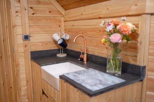 Kylpyhuone majoituspaikassa Pine Tree House with Hot tub & Sauna