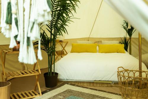 sypialnia z łóżkiem w namiocie w obiekcie BIO-RESORT HOTEL & SPA O Park OGOSE w mieście Ogose