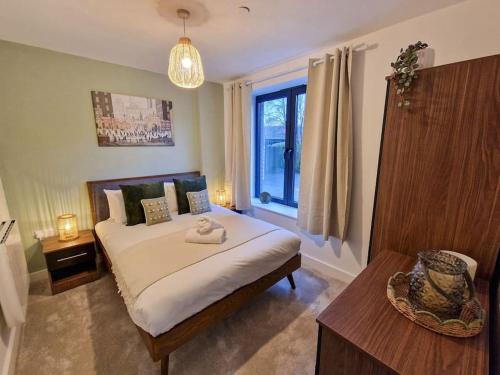 Un dormitorio con una cama grande y una ventana en Free Parking. Old Trafford Home, en Mánchester