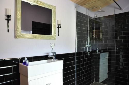 Bilik mandi di Ferienwohnung Hexenstube 1