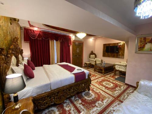 孟買的住宿－Hotel 97 Inn- Andheri Versova，一间卧室设有一张床和一间客厅。