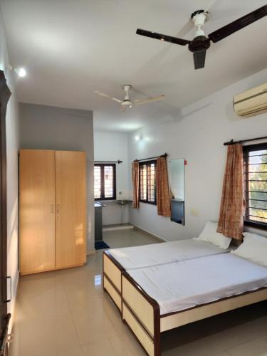 ein Schlafzimmer mit einem großen Bett und einer Decke in der Unterkunft Amrutiya Farm in Bhuj