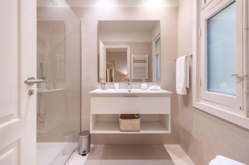 Elegant 2-Bed Apartment in Salamanca Madrid