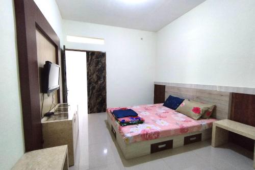 Tempat tidur dalam kamar di ZAHIRA GUESTHOUSE