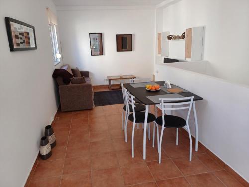 uma cozinha e sala de estar com mesa e cadeiras em Sweet Sleep Apartment em Lisboa