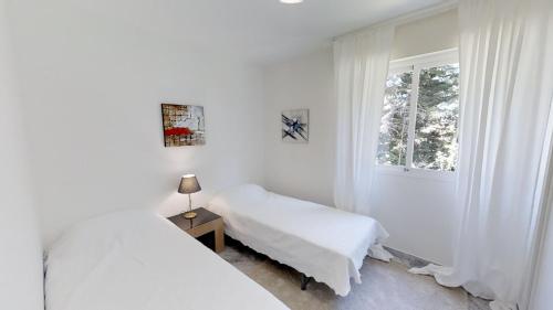 Modern Coastal Apartment Near Puerto Banús