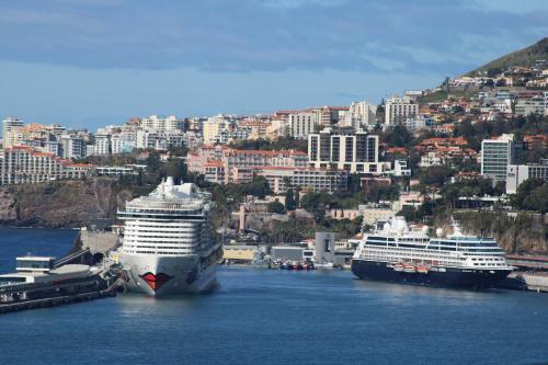 due navi da crociera sono attraccate in un porto di Sea Front House a Funchal