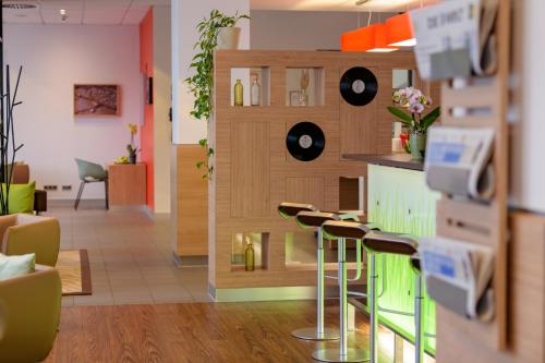 a bar in a dental office with stools at ibis Heilbronn City in Heilbronn