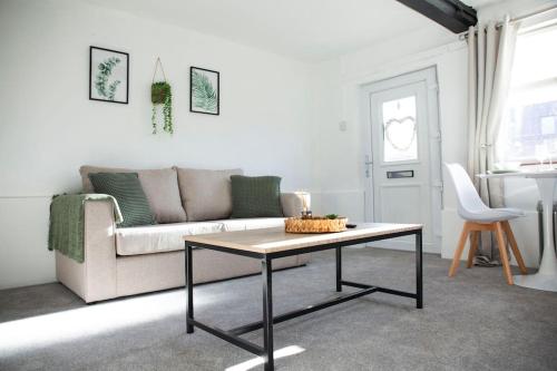 uma sala de estar com um sofá e uma mesa de centro em Laburnum No.4 by Oracle em Stratford-upon-Avon