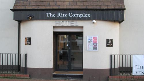 un hotel con entrada al complejo rire en Rooms at The Ritz Complex en Desborough