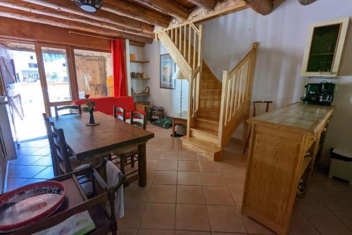 Una cocina y un comedor con mesa y sillas. en Gîte Neige Cordier - Villar d'Arène center 2 bedrooms and large terrace, en Villar-dʼArène