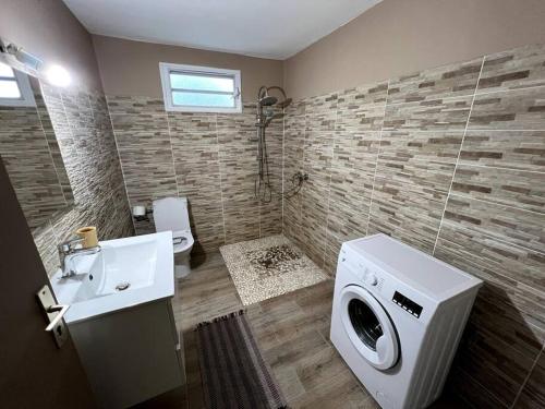 La salle de bains est pourvue d'un lave-linge et d'un lavabo. dans l'établissement Jolie petite maison à la campagne, à Le Moule