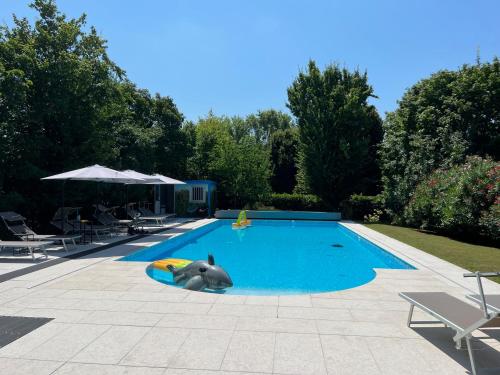 - une piscine avec un éléphant au milieu dans l'établissement Hotel Villa Dei Carpini, à Oderzo