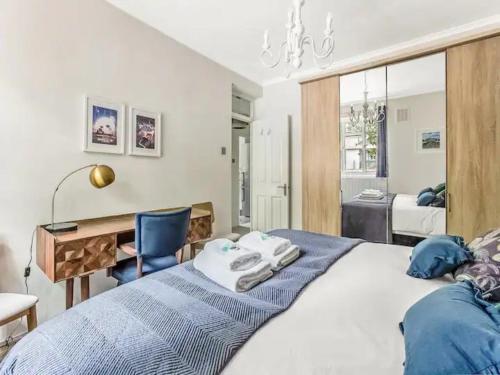 Kama o mga kama sa kuwarto sa Pass the Keys Modern Apartment in the heart of Battersea Park