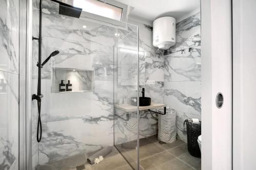 een douche met een glazen deur in de badkamer bij El Ramonal Vacacional in Candelaria