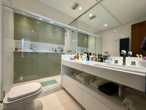 ein Bad mit einer Dusche, einem WC und einem Waschbecken in der Unterkunft Ipanema Country Residence - Alto Padrão - Praia in Rio de Janeiro