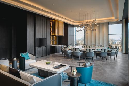 Ruang duduk di Crowne Plaza Ezhou by IHG