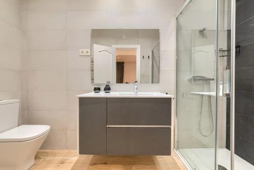a bathroom with a sink and a shower at Encantador apartamento a orillas de la ría in Bilbao
