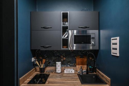 una cocina con fregadero y microondas en Casa Vittoria, en Turín