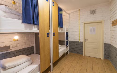 Una habitación con dos literas y una puerta. en ololoFreelander Hostel&Coworking, en Bishkek