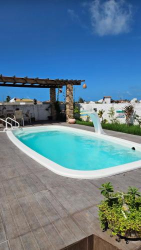 a swimming pool in the middle of a patio at Casa ampla e agradável no Barramares, Luis Correia in Luis Correia