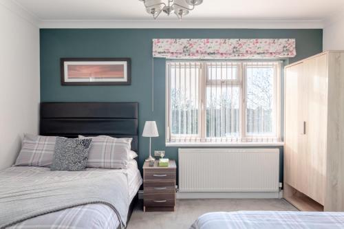 um quarto com uma cama e uma janela em Room in Guest room - Family room with private bathroom em Edgware