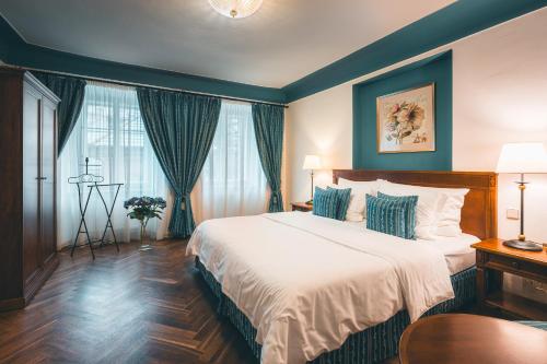 Una cama o camas en una habitación de Appia Hotel Residences