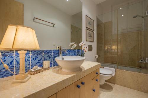bagno con lavandino, doccia e servizi igienici di Duplex in Lisbon old town, 321 a Lisbona