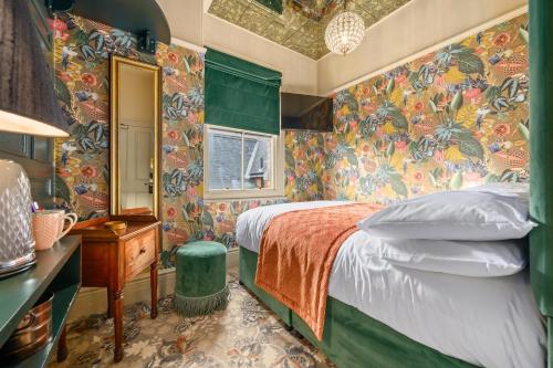 Cozy Queen Room with Shower - Non-Smoking