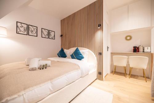 une chambre blanche avec un grand lit et un bureau dans l'établissement Cosy flat / Tour Eiffel Area, à Paris